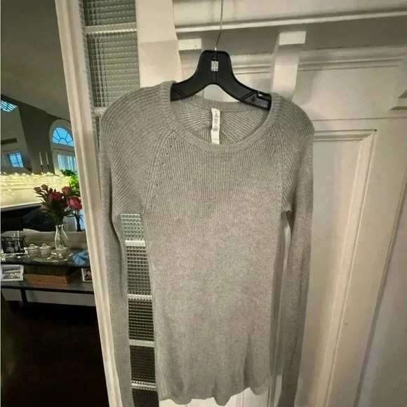 lululemon athletica Sweaters - Lululemon women gray knit sweater thumb holes curved hem size 6 perfect!